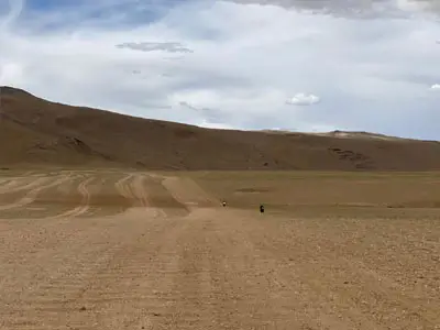 Voyage à moto Royal Enfield du lac Tso Khar au lac Tso Moriri, explorant la beauté et la tranquillité du plus grand lac de Ladakh.